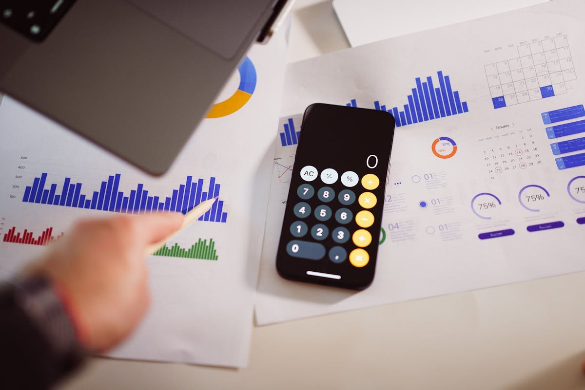 ROI của SMS Marketing: Benchmark Ngành và Cách Đo Lường Thực Tế - Bảng số liệu giúp ước tính ROI và benchmark hiệu quả theo từng ngành.