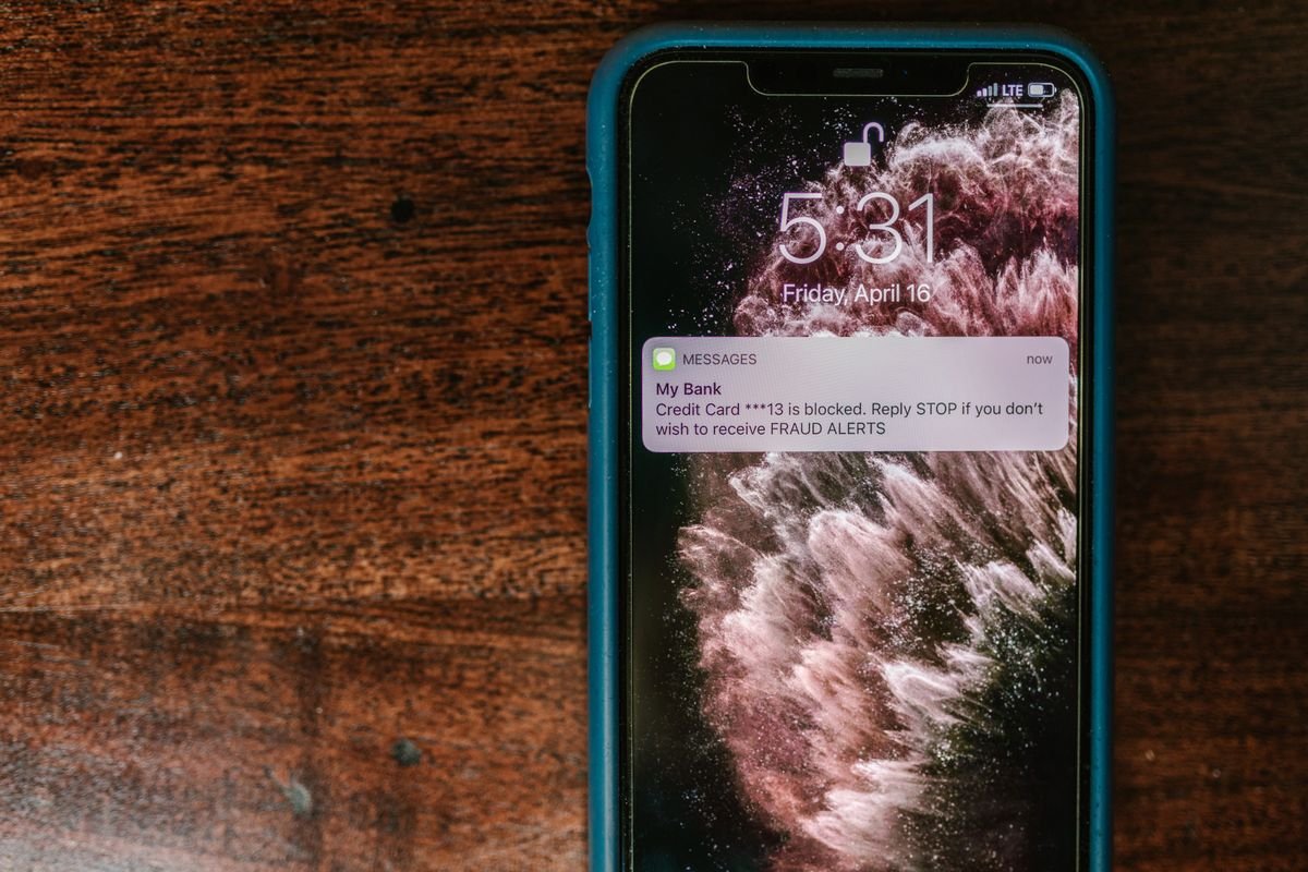 Bảo Mật 2FA bằng SMS: Lợi Ích, Rủi Ro SIM Swap và Giải Pháp 2026 - Các cảnh báo bảo mật cần được gửi nhanh, ngắn và rõ hành động cần thực hiện.
