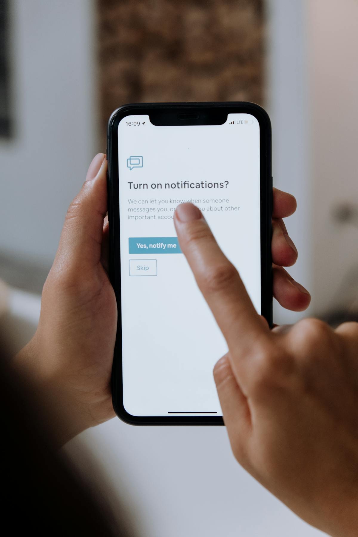 Zalo ZNS vs SMS Brandname: Chi Phí, Tốc Độ, Tỷ Lệ Mở 2026 - Zalo ZNS phù hợp với thông báo giao dịch, template xác thực và các nội dung cần định dạng giàu hơn SMS.